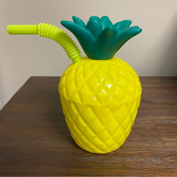 🔶 {4/$12} 🍍 Plastic Pineapple Cup with Straw 🍹 - Picture 2 of 7